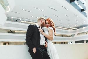 pareja de novios en un edificio futurista foto