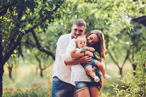 papá, mamá y niña en la granja foto