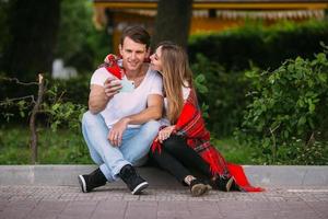 hermosa joven pareja relajándose en el parque foto