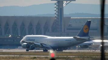 frankfurt am main, alemania 20 de julio de 2017 - lufthansa boeing 747 acelera antes de la salida en la pista 25c después de la lluvia. fraport, frankfurt, alemania video