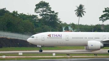 Phuket, Thaïlande 26 novembre 2017 - thai airways boeing 777 hs tky roulage après l'atterrissage à l'aéroport international de phuket video