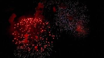 vuurwerk flitst in de nachtelijke hemel. video