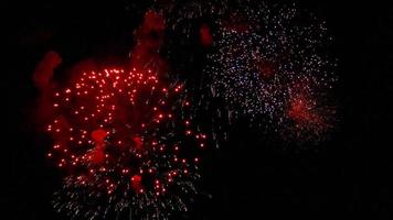 feux d'artifice clignotant dans le ciel nocturne. video