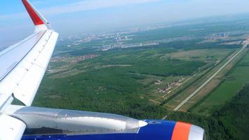 das flugzeug, das vor der landung des flughafens von kazan, russische föderation absteigt. video