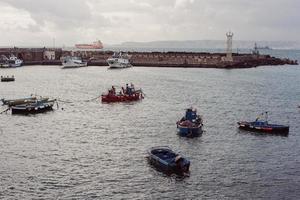 amarre con barcos en la orilla del mar foto