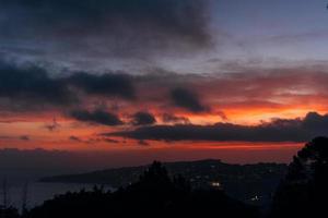 ciudad al atardecer foto desde la montaña