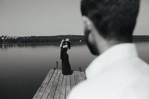 pareja pasa tiempo en el muelle de madera foto