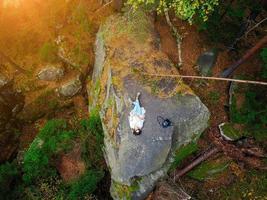 imagen aérea de drones de arriba hacia abajo de un bosque. foto