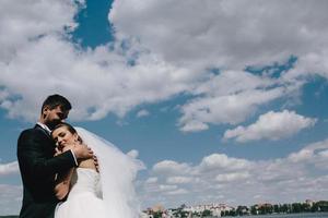 pareja sobre fondo de cielo azul, agua foto