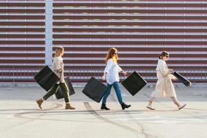 mujeres jóvenes con bolsas de compras caminando por la calle. foto