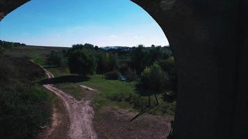 toma aérea del puente ferroviario de piedra foto