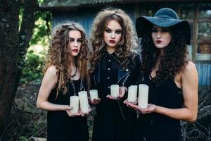 tres mujeres vintage como brujas foto