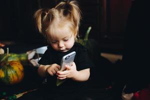 niña jugando en una bruja foto