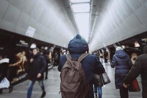 hombre de atrás en el metro. gente en metro foto