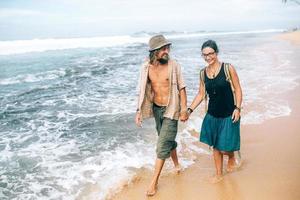 un chico y una chica están caminando foto