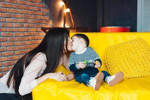 madre e hijo pequeño juegan en casa foto