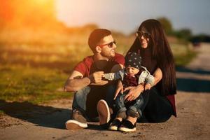 familia joven con un niño en la naturaleza foto