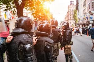 fuerza policial para mantener el orden en la zona durante la manifestación foto