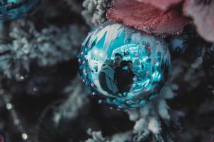 rama de árbol de navidad con juguetes foto