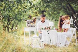 familia joven con niño en un picnic foto