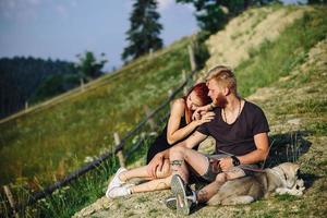 foto de una pareja en la montaña