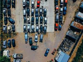 vista aérea del gran basurero de autos foto