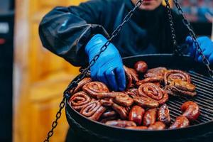 parrilla de dos niveles con deliciosas salchichas en espiral foto