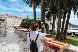 niña caminando por antiguas calles estrechas y toma una foto