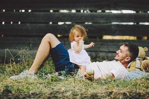 familia feliz en el césped en el parque foto