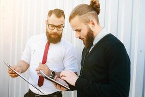 dos hombres de negocios discutiendo algo foto