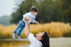 madre feliz con su hijo pequeño foto