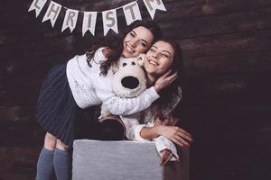 fotos familiares de año nuevo, una hermana abrazándose