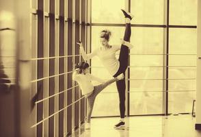 familia encantadora pasa tiempo en el gimnasio foto