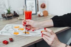 mujer joven pintando con pinturas de acuarela foto