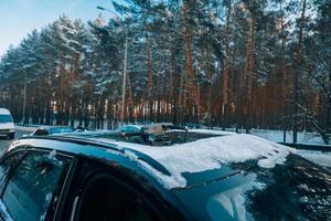 drone parado en el techo de un auto cubierto de nieve foto