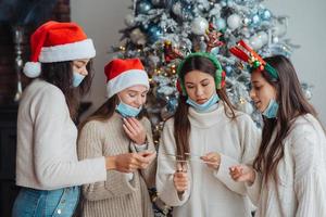 jóvenes multiétnicos celebrando la víspera de año nuevo con bengalas foto