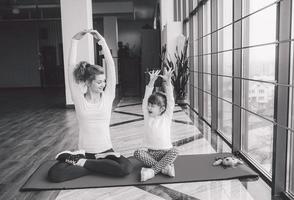 madre e hija haciendo yoga foto
