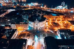 vista nocturna del teatro de la ópera en odessa foto