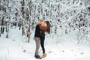 pareja feliz en el parque de nieve foto