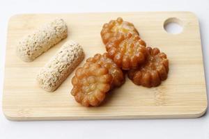 hojaldre de arroz gangjeong y galletas de miel yakgwa, comida dulce coreana, foto