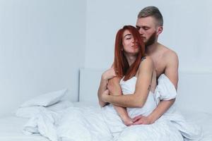 pareja joven en la cama juntos foto