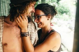 chico y la chica en la casa foto