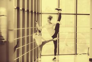 familia encantadora pasa tiempo en el gimnasio foto