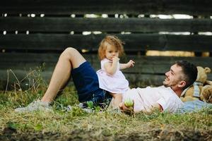 familia feliz en el césped en el parque foto