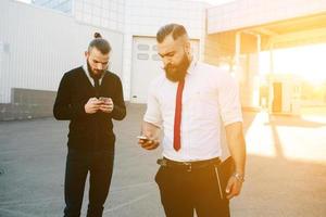 dos empresarios en el trabajo foto