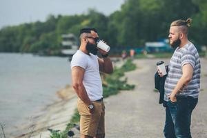 dos hombres se paran y beben café foto