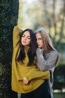 dos chicas posando en el parque foto