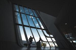 pareja de novios en un edificio futurista foto