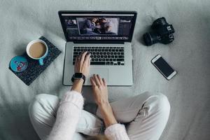 mujer usando laptop en su cama foto