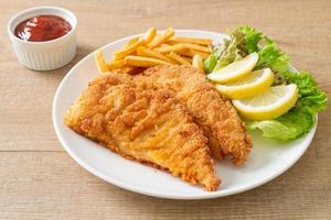 Escalope empanizado casero con papas fritas foto